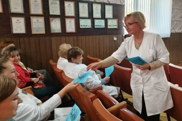 Тепло материнского сердца: в ЦРБ поздравили женщин-медиков с Днём матери